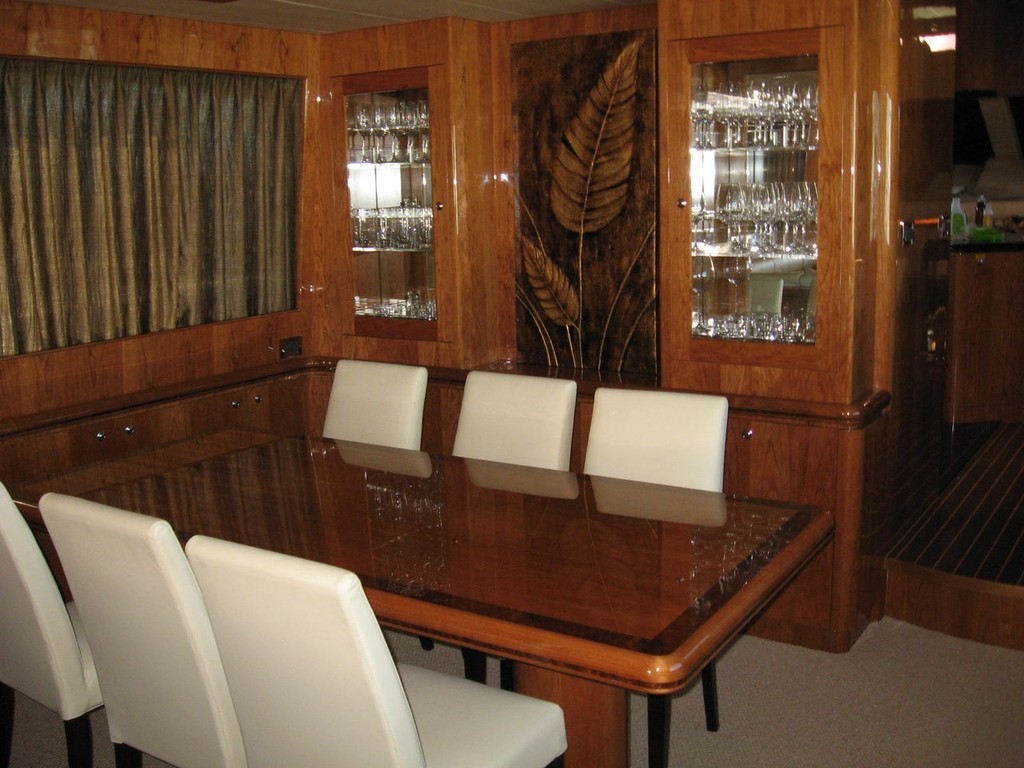 Horizon 98 Dining Room area © Marine Auctions and Valuations . http://www.marineauctions.com.au